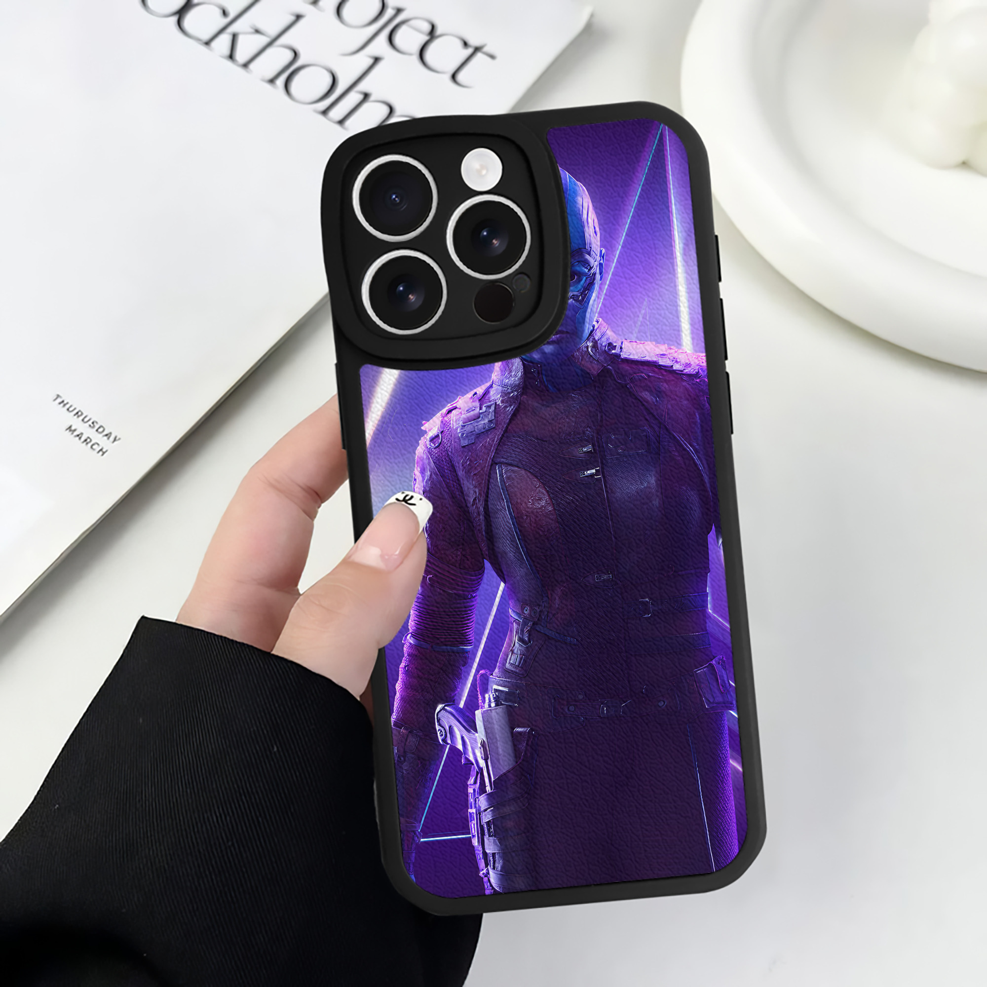 （画像用） アベンジャーズ The Avengers 【iPhone 16シリーズ対応】シリコンスマホケース（レザー調） 材質：シリコン
